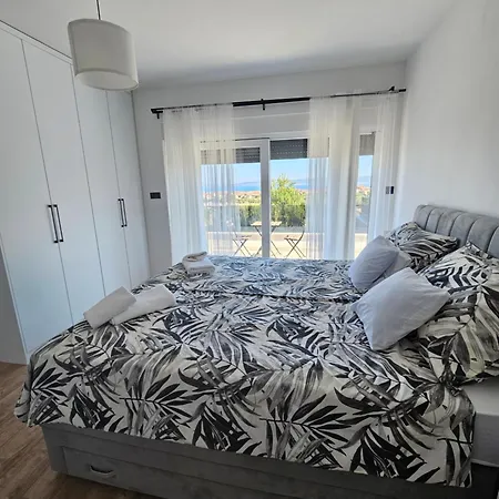 Apricus Cro Villa