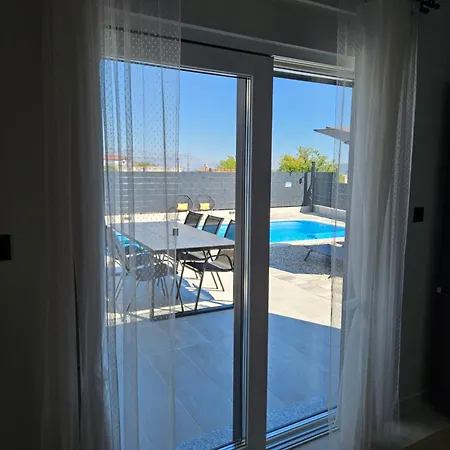 Apricus Cro Villa Kastela