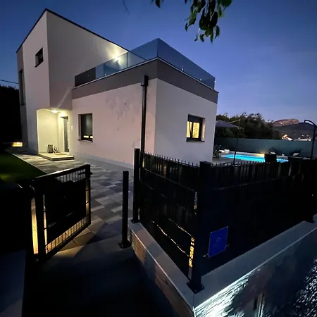 Apricus Cro Villa *