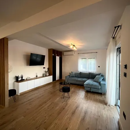 Apricus Cro Villa Kastela
