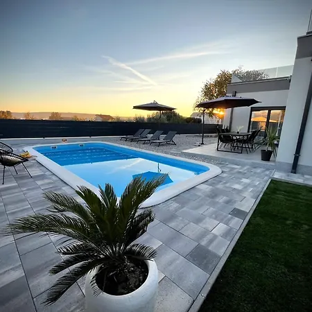 Apricus Cro Villa Kastela