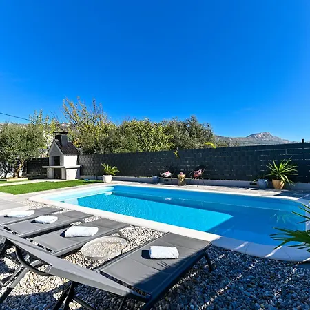 Apricus Cro Villa
