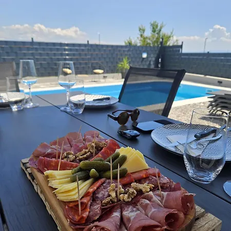 Apricus Cro Kaštela