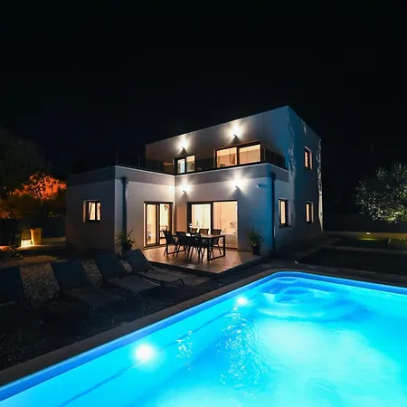 Apricus Cro Villa Kaštela