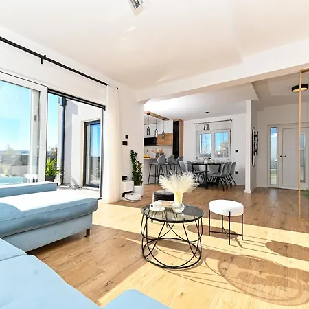 Apricus Cro Kaštela